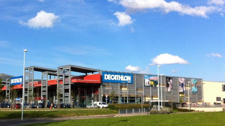 Decathlon Prato aperto il 25 aprile fa infuriare la Cgil