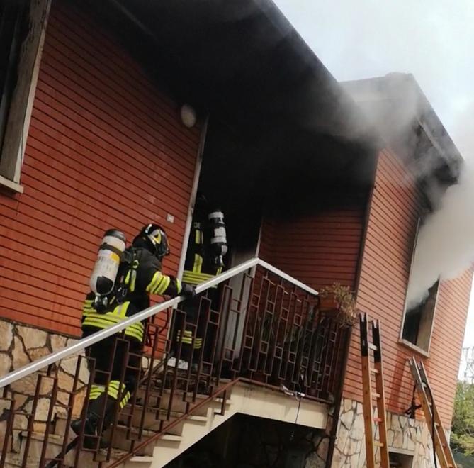 Santa Maria Codifiume, un cortocircuito scatena l’incendio: anziana salvata dalla badante