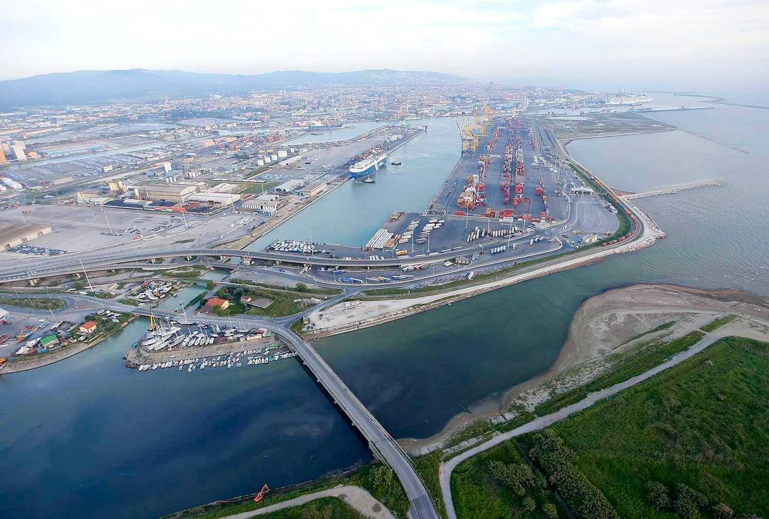 Una veduta aerea del porto di Livorno (foto d'archivio/Fabio Muzzi)