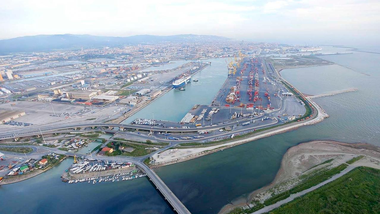 Una veduta aerea del porto di Livorno (foto d'archivio/Fabio Muzzi)