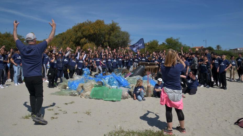 Olbia, centinaia di studenti insieme ai volontari per ripulire Pittulongu