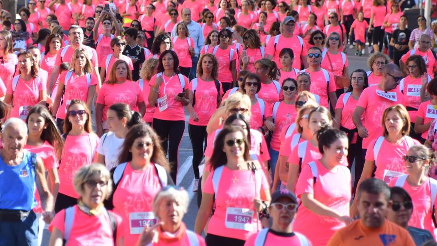 Sassari, il grande giorno della Corsa in Rosa: cinquemila no alla violenza 