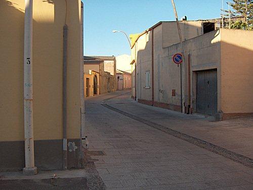 Cosparge di benzina e incendia l’auto del vicino, arrestato un 25enne 