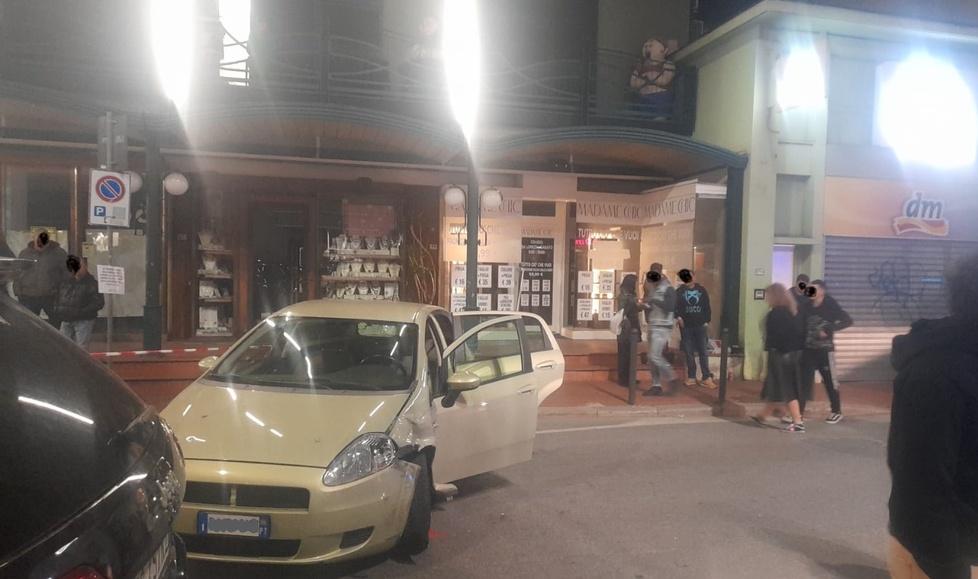 L’auto impazzita che ha provocato l’incidente venerdì sera in corso Matteotti e il ferimento di due donne che si trovavano a passeggio sul marciapiede