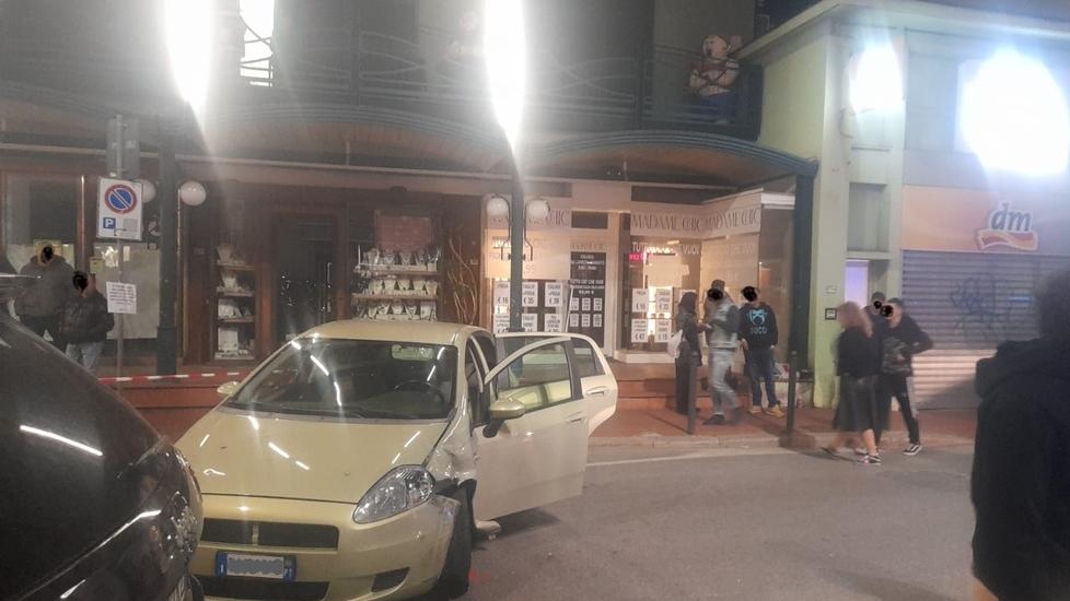 L’auto impazzita che ha provocato l’incidente venerdì sera in corso Matteotti e il ferimento di due donne che si trovavano a passeggio sul marciapiede