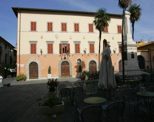 Il municipio di Orbetello (foto Enzo Russo)