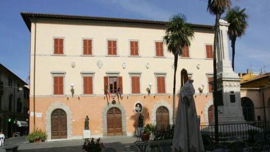 Il municipio di Orbetello (foto Enzo Russo)