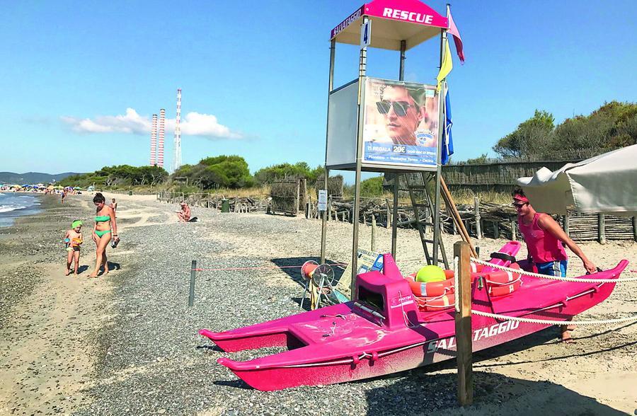 Torrette, boe e defibrillatori sulle spiagge della costa degli Etruschi: «Così il mare sarà più sicuro»
