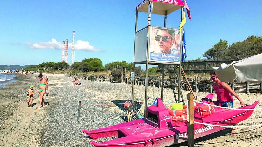 Torrette, boe e defibrillatori sulle spiagge della costa degli Etruschi: «Così il mare sarà più sicuro»