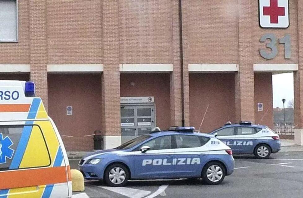 Polizia nel piazzale del policlinico di Cisanello
