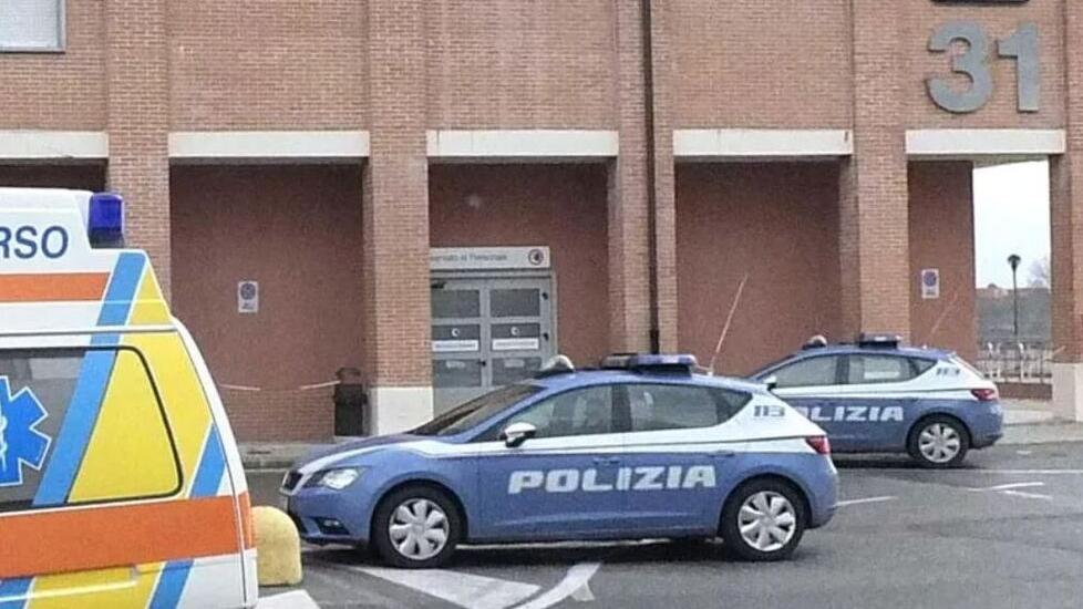Polizia nel piazzale del policlinico di Cisanello