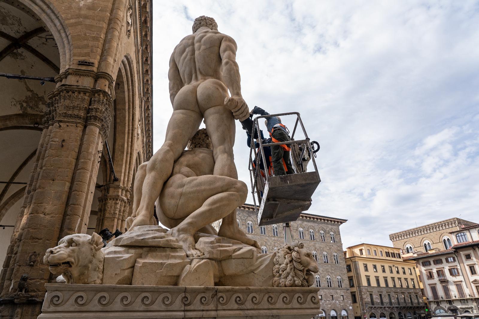 Gli ultimi ritocchi di Ercole e Caco sull’arengario di Palazzo Vecchio