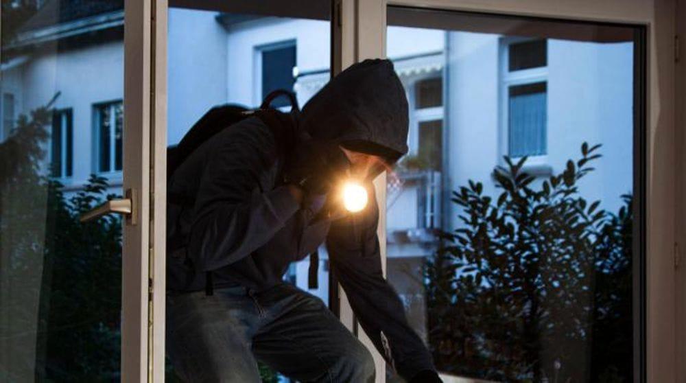 Furti in casa e truffe: finiscono in manette padre e due figli giovani