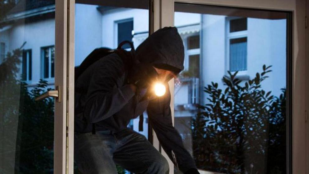 Furti in casa e truffe: finiscono in manette padre e due figli giovani