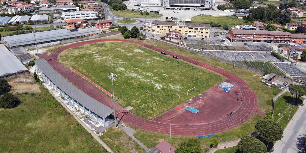 Una veduta del campo  sportivo pirma dei lavori