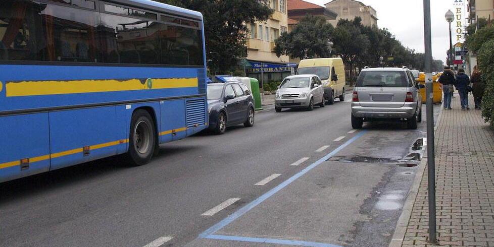 Parcheggi a pagamento sul viale Colombo a Lido (foto d’archivio)