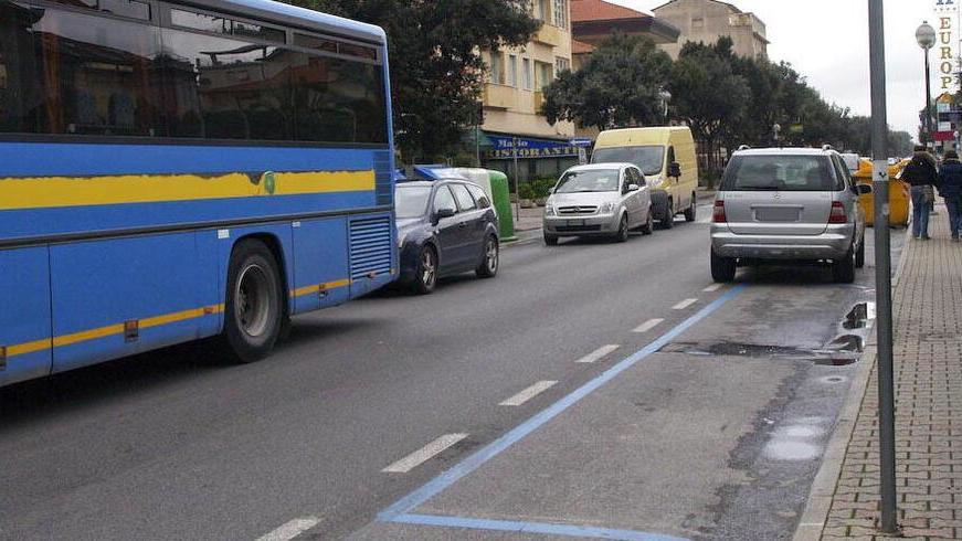 Parcheggi a pagamento sul viale Colombo a Lido (foto d’archivio)