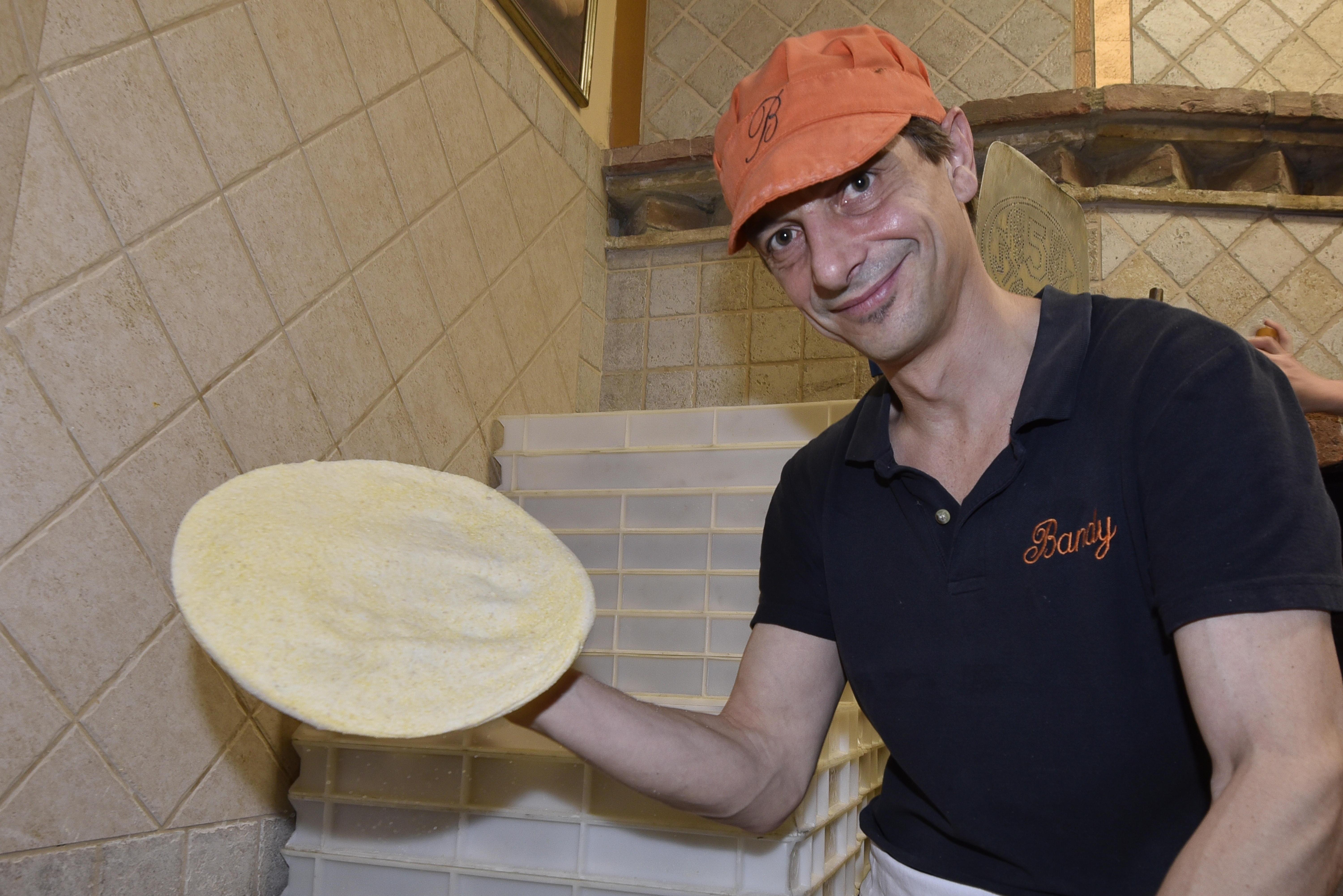 Grosseto, il trionfo di Andrea: è il più veloce al mondo nel preparare la pizza