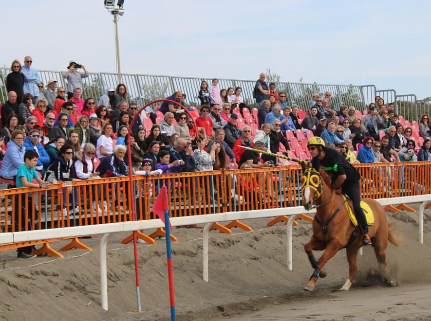 Un momento della giostra della Quintana sulla spiaggia di Marina di Bibbona