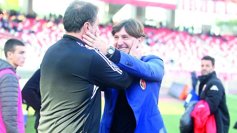 L’abbraccio fra i due tecnici D’Angelo e Mignani, ex compagni di squadra, prima dell’inizio della gara d’andata a Bari