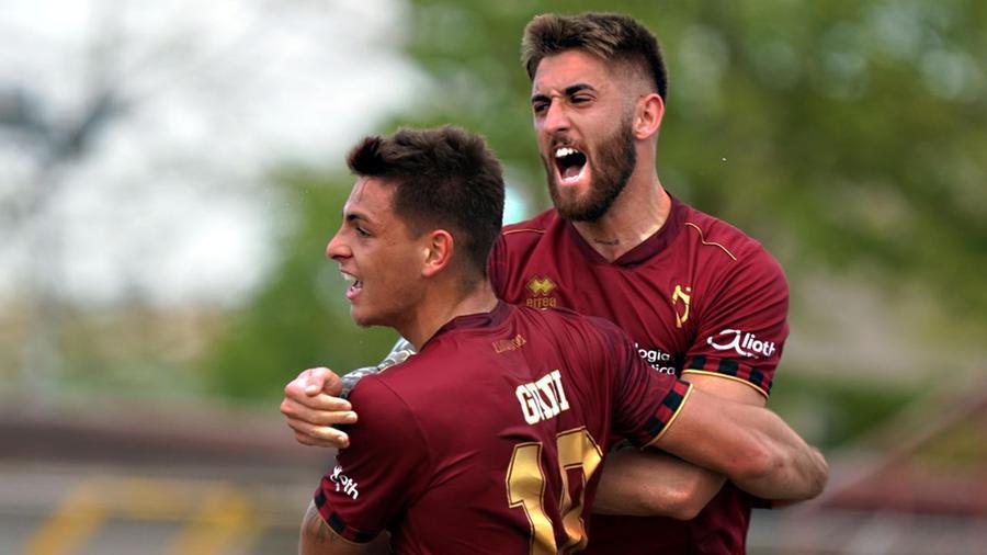 Guidi festeggia il gol dell'1-1 del Pontedera contro il Gubbio (Foto di Franco Silvi)