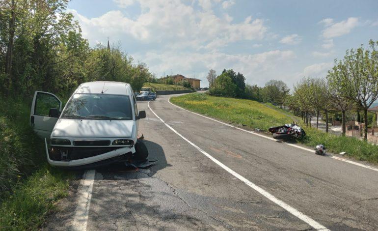 Serramazzoni, schianto tra una moto e un furgoncino: perde la vita un uomo di 49 anni