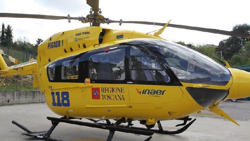 Biker cade nel bosco, viene soccorso dall’elicottero ma lui si rifiuta di salire perché ha paura