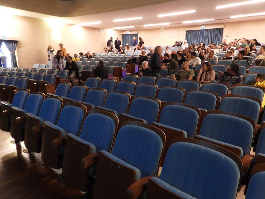 
	La sedie vuote in platea

