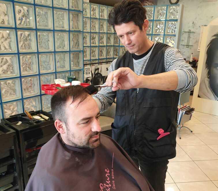 Sant’Agostino. Mauro, 25 anni tra barba e capelli «Amo ancora il mio mestiere»