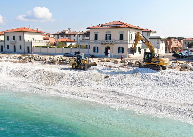 Spianatura in corso a Marina di Pisa: spiagge pronte dal primo maggio