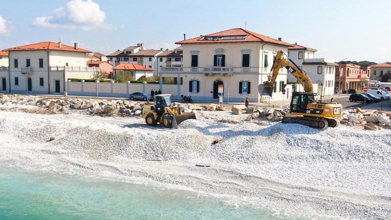 Spianatura in corso a Marina di Pisa: spiagge pronte dal primo maggio