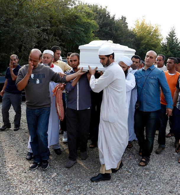 Un rosa bianca per l’addio a Zakaria 