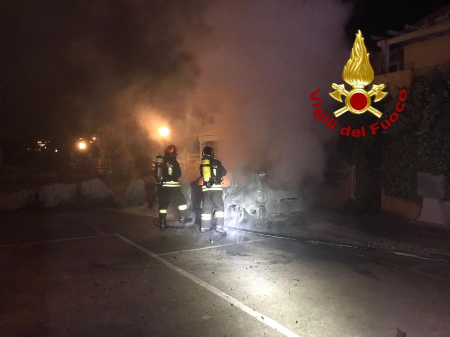 Paura a Viddalba, l’auto prende fuoco e le fiamme lambiscono una abitazione