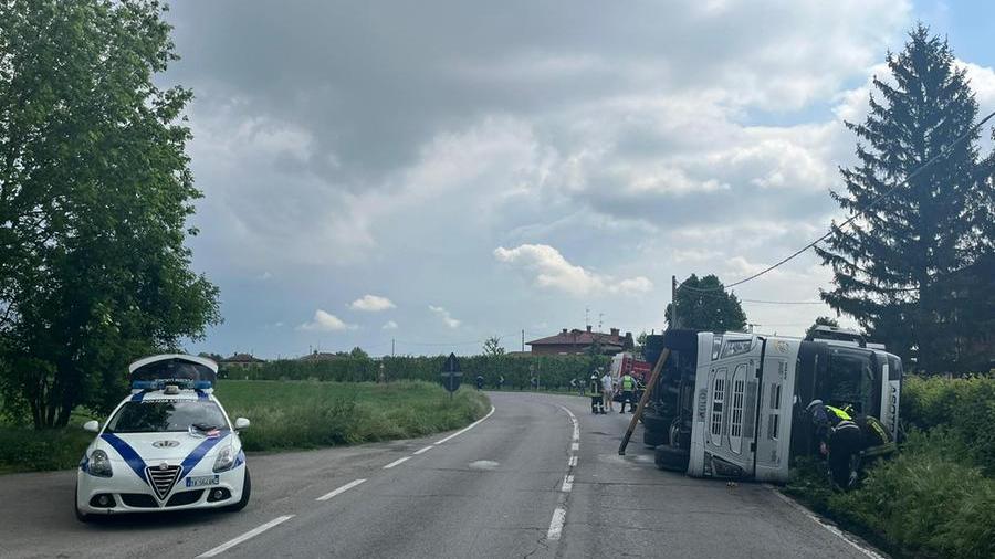 Spilamberto, camion di prosciutti si ribalta: via per Castelnuovo chiusa al traffico