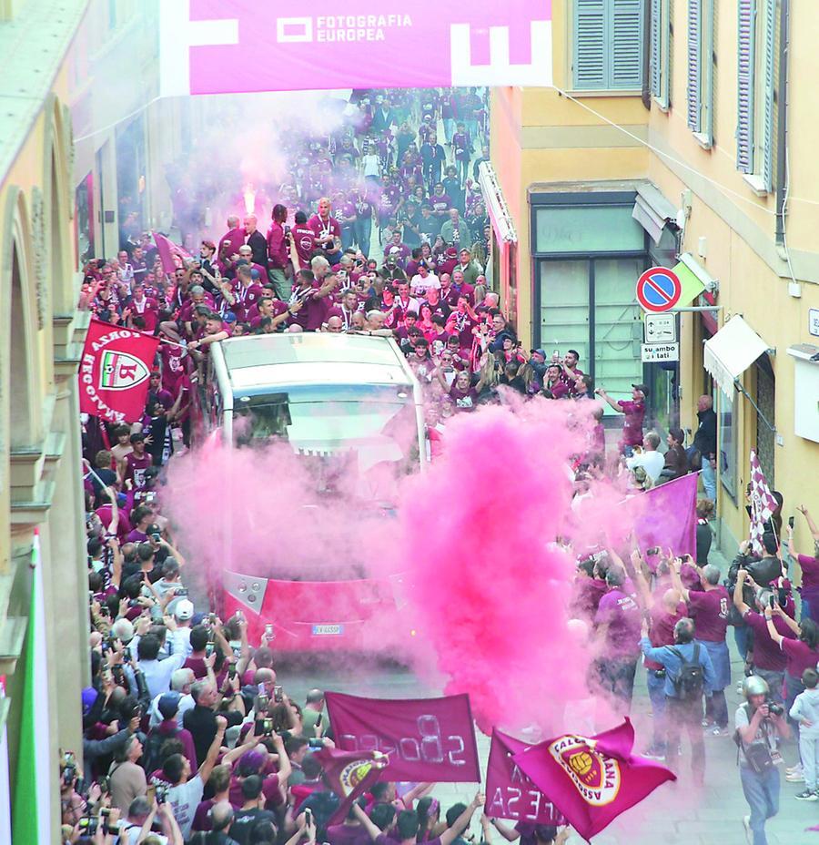 Il pullman scortato dalla tifoseria, per la Regia è il tripudio