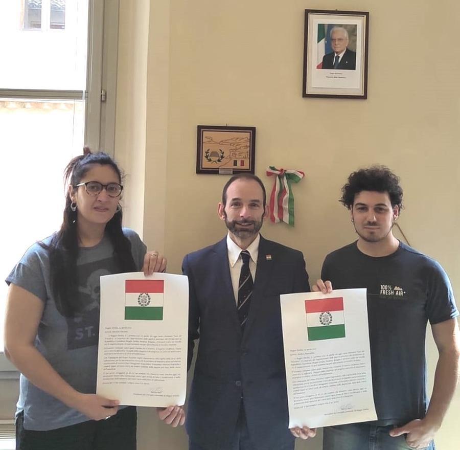 Reggio Emilia, premiati i due ragazzi che hanno fermato l’imbrattatore nazifascista