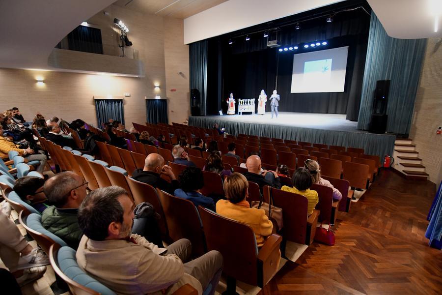 
	Il teatro Garau semi deserto durante le premiazioni per la Sartiglia 2023

