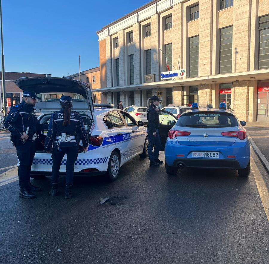 Seminava il panico in zona stazione, la polizia multa il padrone del cane
