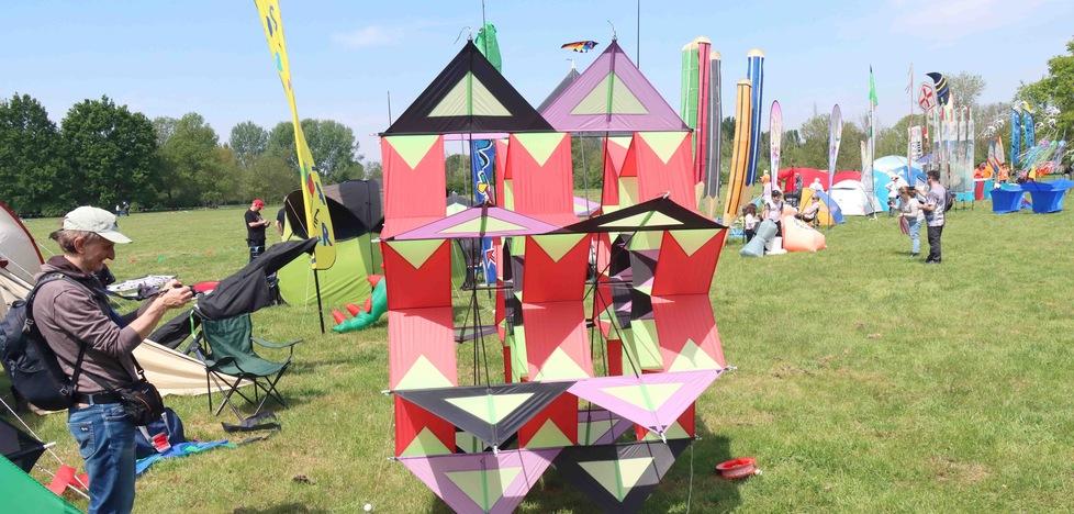 Ferrara. Aquiloni al parco urbano. In alto con la Vulandra