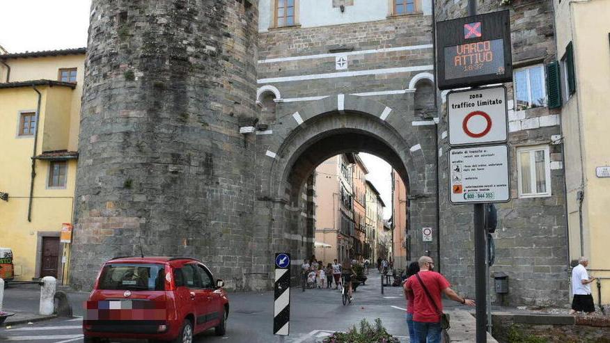 Lucca, telecamere anche in uscita contro i furbetti della Ztl