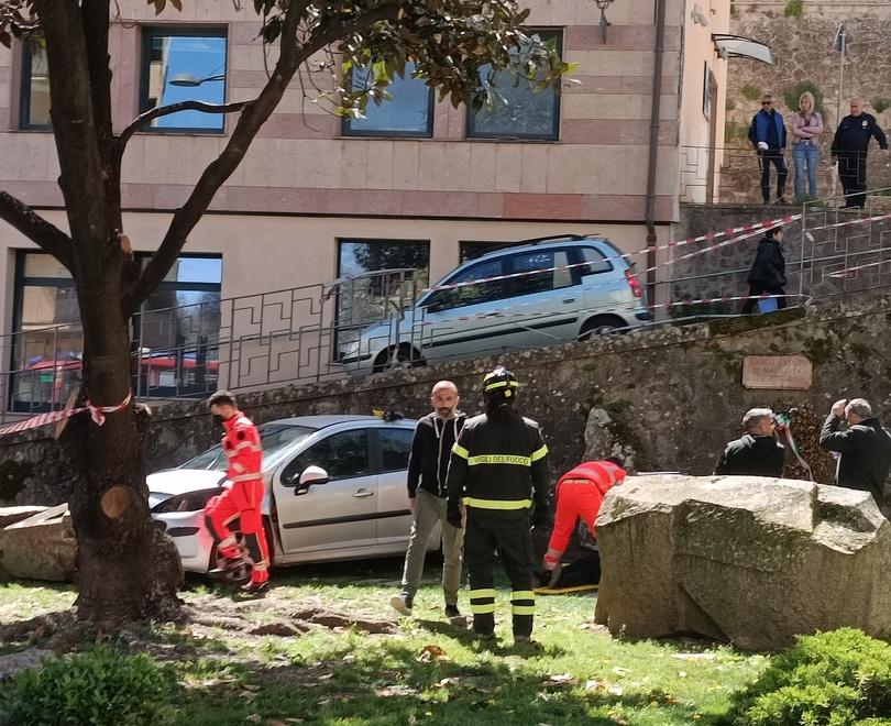 Ozieri, sfonda una ringhiera con l’auto e precipita nel giardino: 79enne ferita