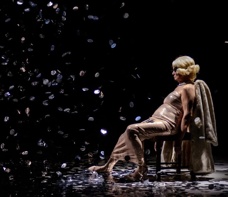 Un tuffo danzante nel non-sense ispirato al male di vivere beckettiano