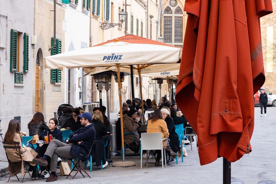 A Firenze ok a sedie e tavolini all’esterno ma solo fuori dall’area Unesco: cosa prevede il piano