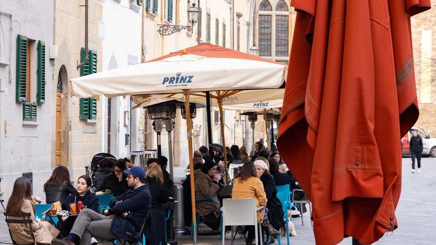 A Firenze ok a sedie e tavolini all’esterno ma solo fuori dall’area Unesco: cosa prevede il piano