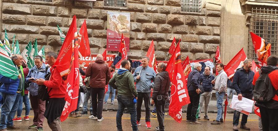 Firenze, scioperano le guardie giurate: «Siamo pagati 4,60 euro all’ora»
