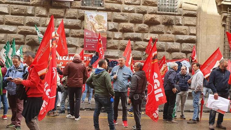Firenze, scioperano le guardie giurate: «Siamo pagati 4,60 euro all’ora»
