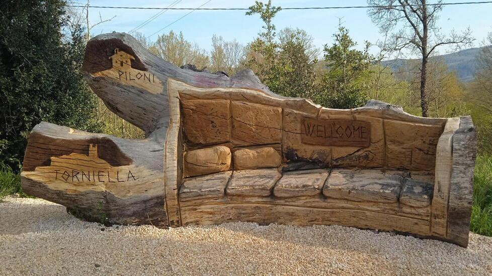 Roccastrada, la quercia caduta trasformata nel “Divanone”: «Un segno di benvenuto per i visitatori»