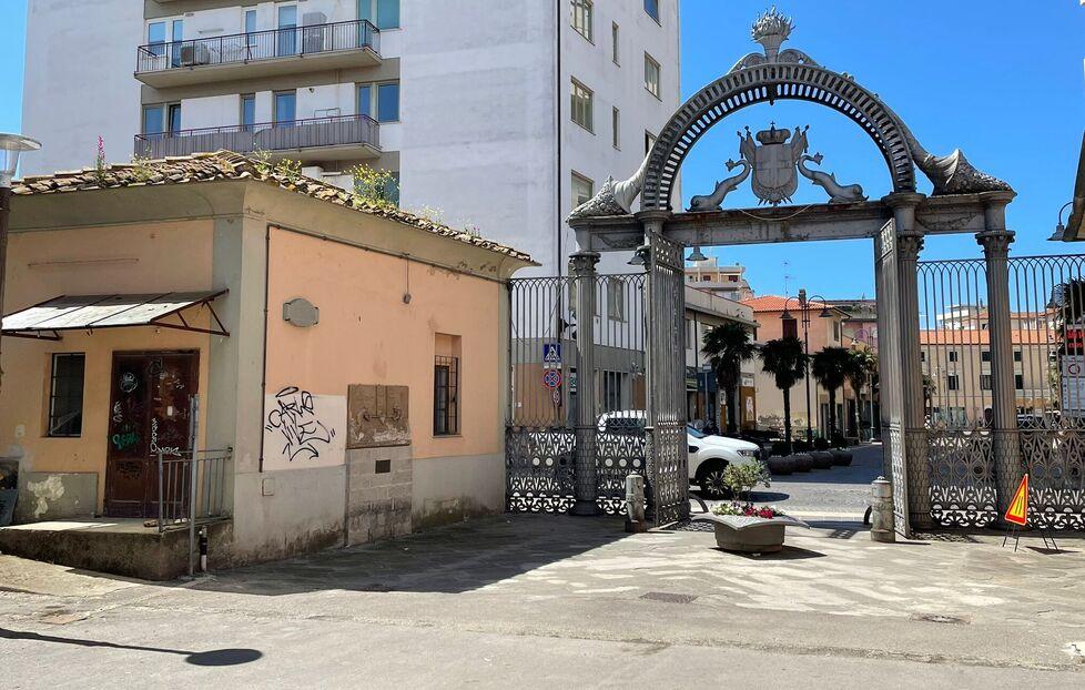 Follonica, una piazza per don Enzo Greco: «Ha aperto la chiesa ai giovani»