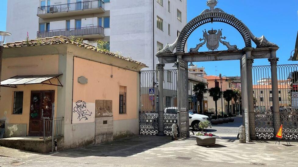Follonica, una piazza per don Enzo Greco: «Ha aperto la chiesa ai giovani»