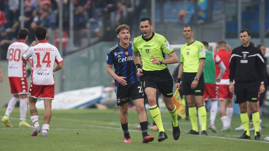 
	L'arbitro Colombo di Como fa infuriare i calciatori del Pisa: il rigore della vittoria del Bari al centro della polemica (LaPresse)

